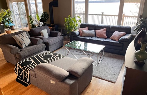 Scugog Cottage | Relaxing Lake Scugog Cottage – Stunning Sunsets, Great Fishing place!