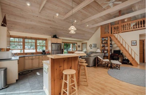 Wolfe Island Cottage | Relaxing Lake Waterfront Home