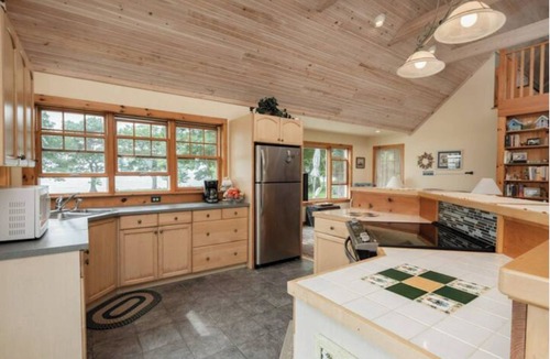 Wolfe Island Cottage | Relaxing Lake Waterfront Home