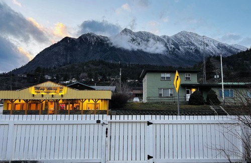 Lillooet House | Relaxing Mountain Getaway with Private Hot Tub