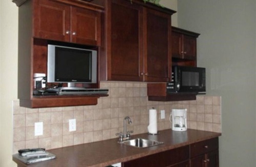 East Kootenay Hotel | Relaxing Resort Retreat - Swim Golf Or Ski 3 Bedrooms at Bighorn Meadows