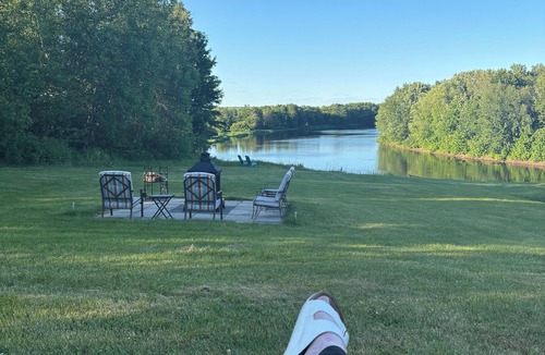 Queens County House | Relaxing River Getaway
