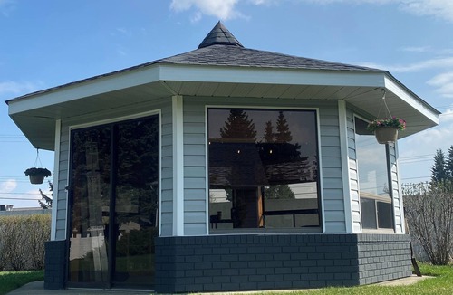 Lacombe Cabin | Relaxing Stay: Your Own Pool, Hot Tub, Gazebo, Gym & More!