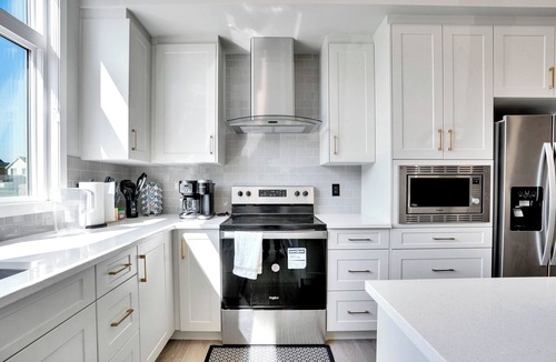 Southeast Calgary House | Remote Work Ready-2/Kitchens-2/AC/Lake Access/Near South Health Campus/Games