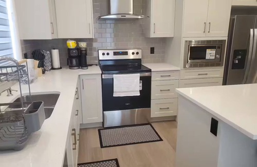 Southeast Calgary House | Remote Work Ready/AC/Lake Access/Near South Health Campus/Games