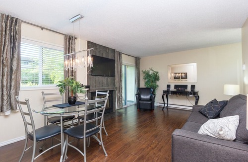 Fernwood House | Renovated 2 Bedroom Townhouse in Fernwood - Just 1km to Downtown