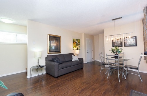 Fernwood House | Renovated 2 Bedroom Townhouse in Fernwood - Just 1km to Downtown