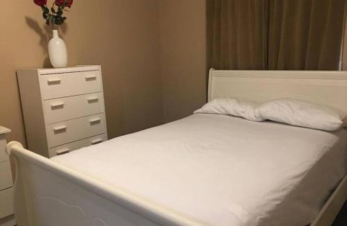 Southeast Edmonton House | Renovated 4 bedrooms 20 sleeps Shopping Center