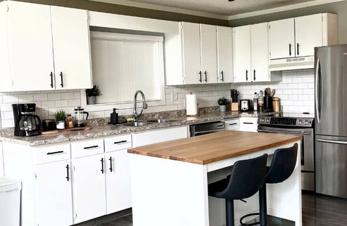 Winnipeg Beach Cottage | Renovated All Season Cozy Cottage, 3 Min's Walking to The Beach