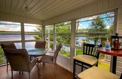 Mont-Saint-Michel Ski Chalet | Renovated Cottage On Lake / Hot Tub / Canoe / WiFi