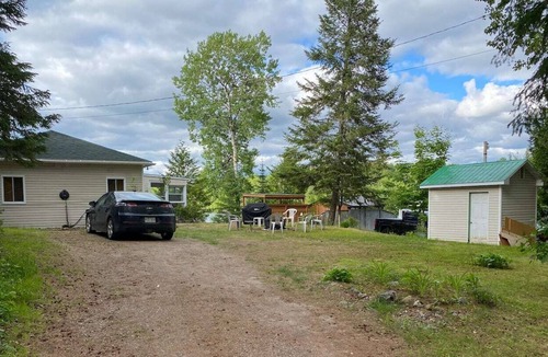 Mont-Saint-Michel Ski Chalet | Renovated Cottage On Lake / Hot Tub / Canoe / WiFi
