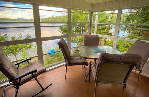 Mont-Saint-Michel Ski Chalet | Renovated Cottage On Lake / Hot Tub / Canoe / WiFi
