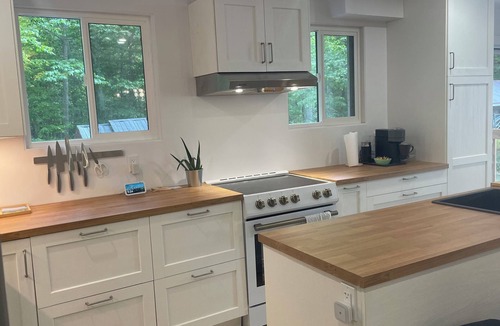 Saint-Pierre-de-l'lle-d'Orleans Ski Chalet | Renovated country home on Île d'Orléans/La Maison Blanche