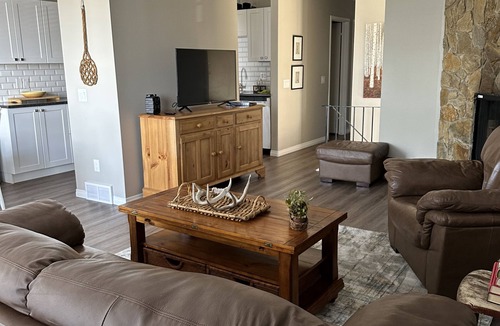 Cochrane House | Renovated Half-duplex w/private space, right in town, 1hr to the Rocky Mountains