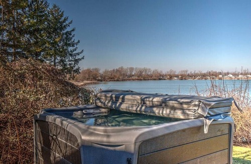 Port Weller House | Renovated Lakeside Niagara Home w/hot tub/fire pit