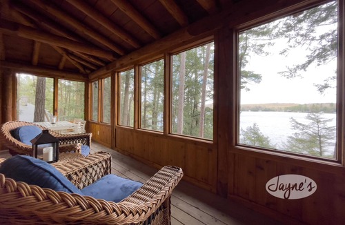Minett Cottage | Renovated Log Cabin! 3 Bed, 2 Bath Lake Rosseau! Minett! Sunsets!