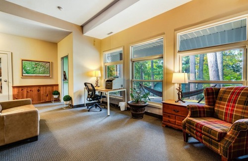 Dwight House | Renovated Muskoka cottage on lakefront - Chumerie