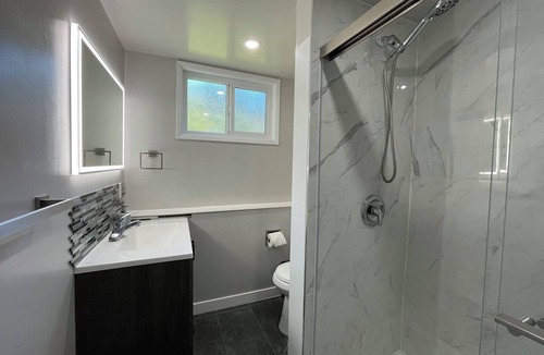 Gordon Head Bed & Breakfast | Renovated Suite 6 Minutes to UVIC and Beach – Modern Comforts & Pet-Friendly