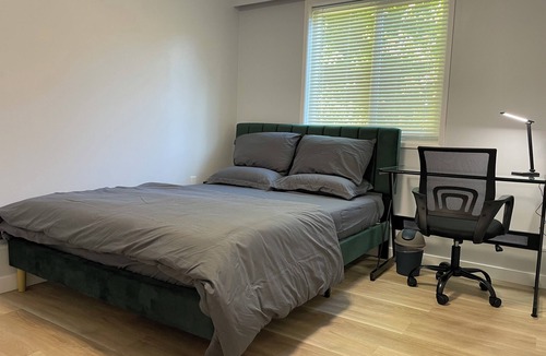 Gordon Head Bed & Breakfast | Renovated Suite 6 Minutes to UVIC and Beach – Modern Comforts & Pet-Friendly