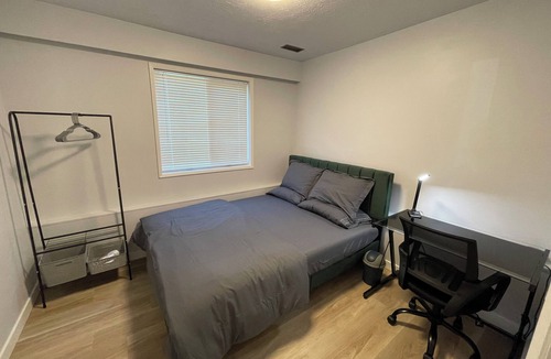 Gordon Head Bed & Breakfast | Renovated Suite 6 Minutes to UVIC and Beach – Modern Comforts & Pet-Friendly