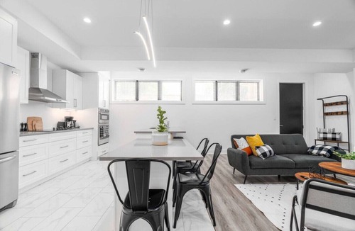 Downtown London Condo | RentX|Rustic Retreat - Downtown/Parking/Wifi/2Bed