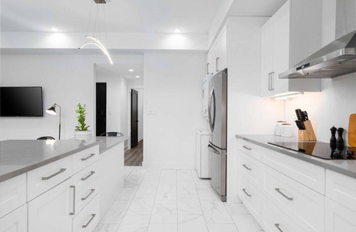 Downtown London Condo | RentX|Rustic Retreat - Downtown/Parking/Wifi/2Bed