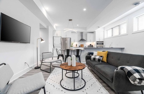 Downtown London Condo | RentX|Rustic Retreat - Downtown/Parking/Wifi/2Bed