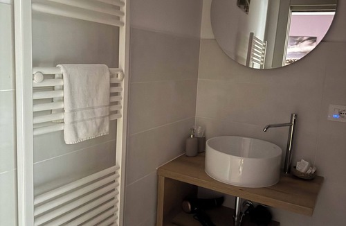 Venezia Nuova House | RESIDENCEVIAGRANDE110 RENTS DOUBLE ROOM WITH PRIVATE BATHROOM AND SMALL VERANDA
