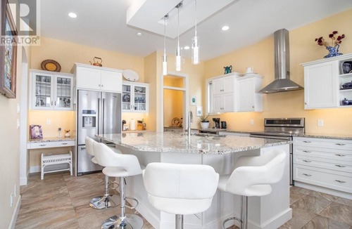 Central Okanagan House | Resort Home in Lake Okanagan - Lake Views/Pools/Hot Tubs/Gyms/Wine Trails/Golf