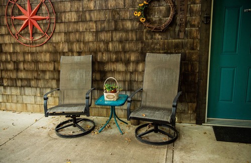 Belmont Cabin | Retreat 95 - Beautiful cabin with hot tub and tiki bar at Pelican Lake
