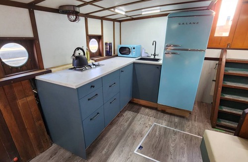 Cowichan Bay Boat Rental | Retro Boat in Quiet Marina, Whale Watching, Sea Otters and Lions, Crab Fishing