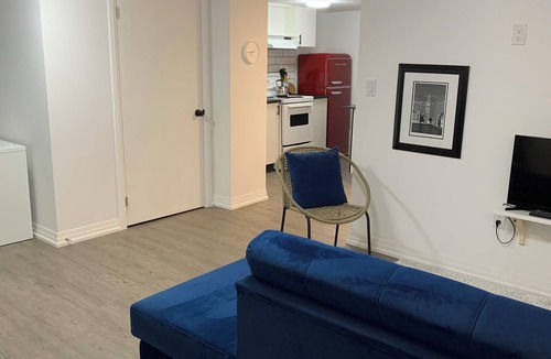 Merritton Apartment | Retro Style 1 Bedroom Apartment. Perfect Short/Extended Vacation/Work Contract