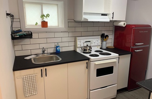 Merritton Apartment | Retro Style 1 Bedroom Apartment. Perfect Short/Extended Vacation/Work Contract