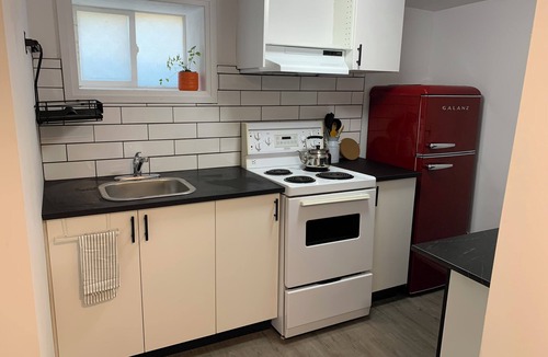 Merritton Apartment | Retro Style 1 Bedroom Apartment. Perfect Short/Extended Vacation/Work Contract