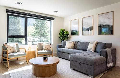 Revelstoke House | Revy Bliss - Dazzling Condo in the Mountains