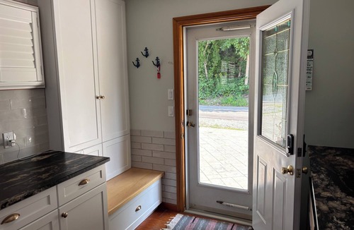 Port Dover Apartment | River front cottage close to the beach