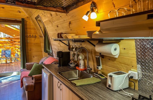 Sainte Rose du Nord Cabin | River/wooden hottub Hobbit's cabin in the wood!