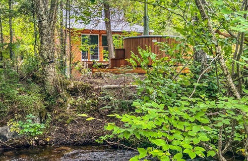 Sainte Rose du Nord House | River/Wooden hottub The Farmhouse in forest