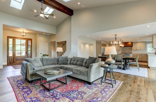 Bend House | Riverfront Paradise includes SUP, Kayaks, floating equipment, 3 Masters, Hot Tub, Near Downtown
