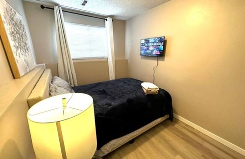 Sunnyside House | Riverside Bliss: 3-Bed Basement Suite