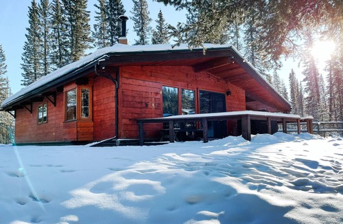 Bragg Creek Cabin | Riverside Bragg Creek Cabin in the Heart of Town