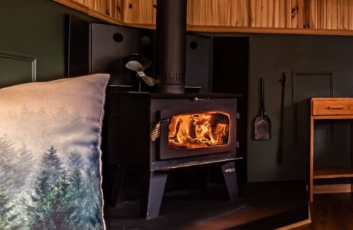 Lac-Etchemin Ski Chalet | Riverside chalet with fire pit, indoor fireplace, perfect for nature retreats.