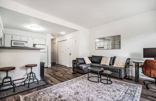 Eagle-Vail Apartment | RiverSide Updated Beauty-Hot Tubs & Summer Pool