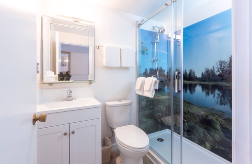 Gorge -Tillicum Area Hotel | Robin Hood Inn & Suites