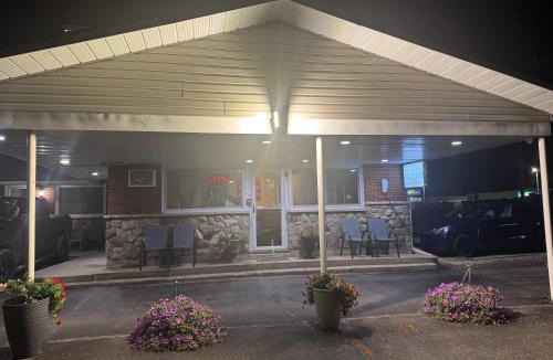 Rideau Lakes Hotel | Rogers Motel