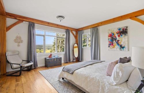 Millarville House | Rolling Hills Retreat - Family Friendly