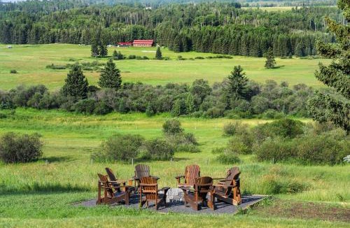 Millarville House | Rolling Hills Retreat - Family Friendly