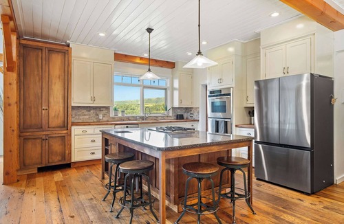 Millarville House | Rolling Hills | Rural Retreat | Sleep 15 | Hot Tub