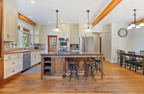 Millarville House | Rolling Hills | Rural Retreat | Sleep 15 | Hot Tub