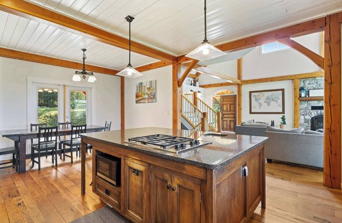 Millarville House | Rolling Hills | Rural Retreat | Sleep 15 | Hot Tub